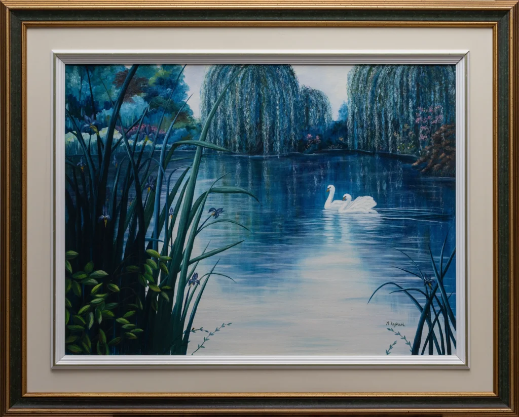 Réalisée à l’huile au pinceau, cette toile paysage invite à la sérénité. Les saules, aux branches souples, se penchent doucement vers l’étang, comme pour y confier un secret. Les reflets mouvants sur l’eau et les dégradés subtils traduisent la quiétude d’un moment suspendu.  Une scène paisible, baignée de lumière douce, où le silence de la nature parle au cœur.